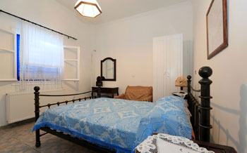 Apartment 5 - Double iron bed