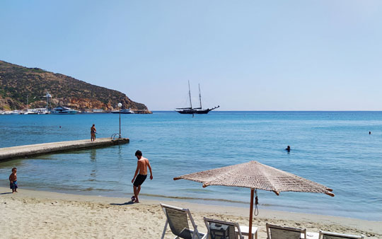 Platis Gialos beach in Sifnos